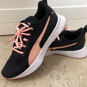 PUMA WOMEN'S LIFESTYLE SNEAKER US 7.5 / EU 38